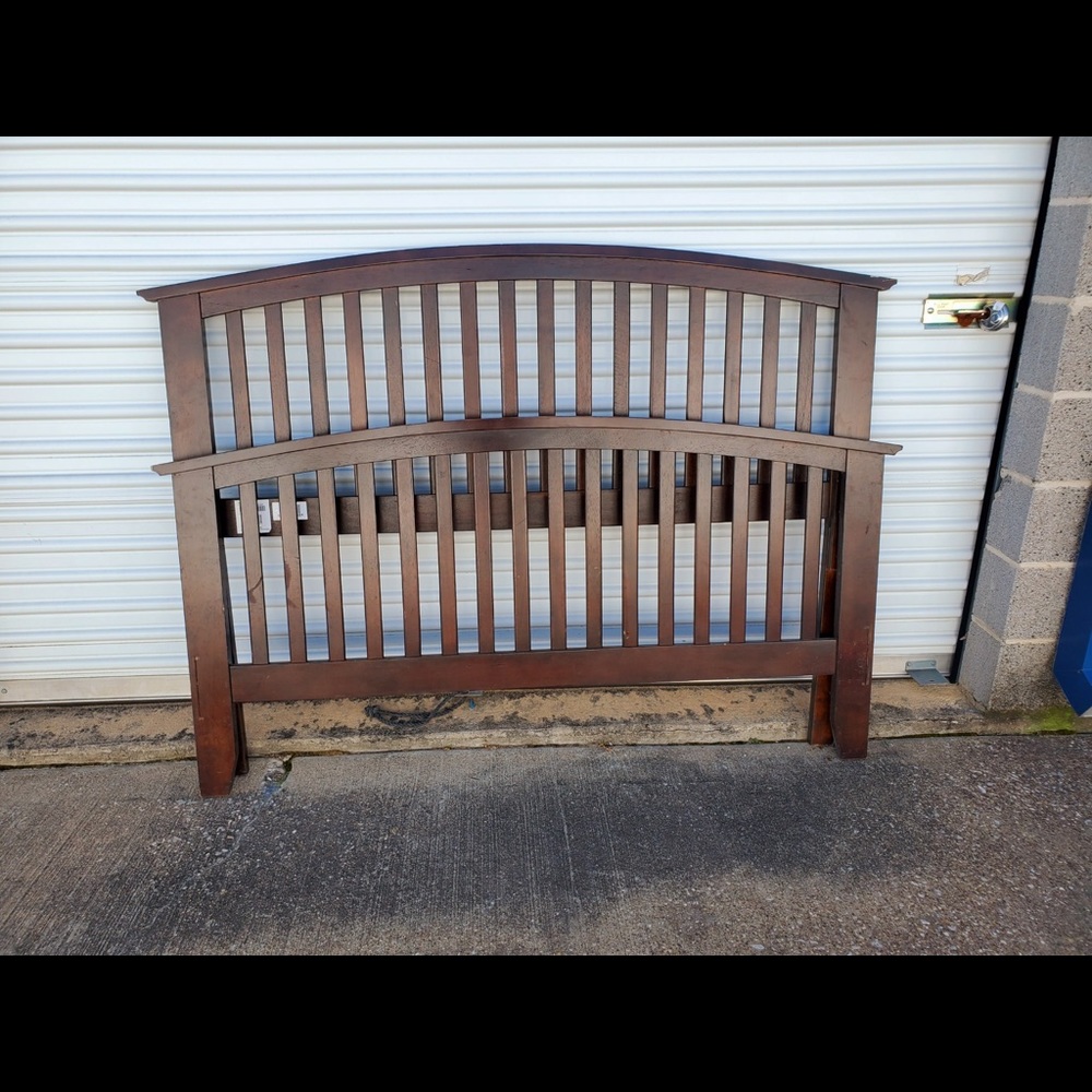 Queen size bedframe
